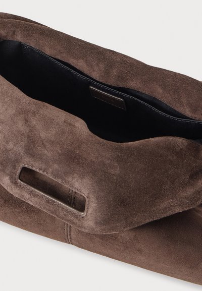 Pochette en daim marron doux avec poignée découpée rectangulaire et doublure intérieure en tissu noir.