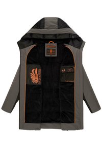Grijze parka jas met een zwarte binnenkant, oranje accenten en een logo. Voorzien van een capuchon en meerdere binnenzakken voor opbergruimte.