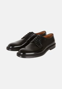 Scarpe in pelle nera con finitura liscia, caratterizzate da una punta arrotondata, chiusura con lacci e suola rialzata per maggiore altezza.