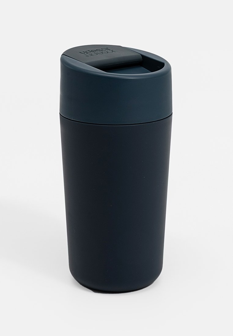 Ciemnoniebieski, wielokrotnego użytku kubek podróżny z teksturowanym silikonowym rękawem i zawiasową przykrywką. Cylindryczny kształt, gładkie wykończenie i wytłoczone logo na górze.