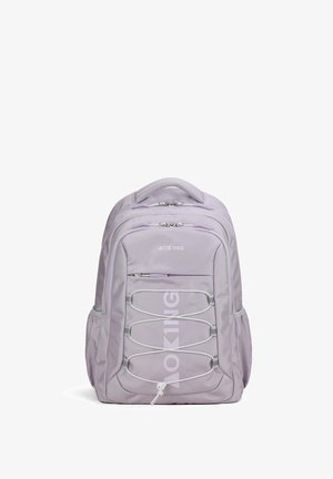 Zaino di colore viola chiaro con scomparti con zip, dettaglio in corda bungee e logo sul davanti. Presenta spallacci imbottiti e tasche laterali.