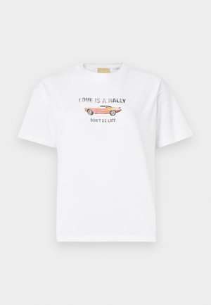 Hvit bomulls t-skjorte med grafisk trykk av en rosa vintagebil med teksten "KJÆRLIGHET ER EN RALLY, IKKE KOM FOR SENT" i svart og grått.