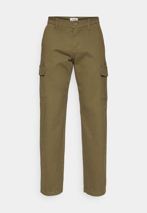 Cargo pants in olive green cotton fabric with a straight cut, two side pockets, and one cargo pocket on the thigh. Double-stitched seams.