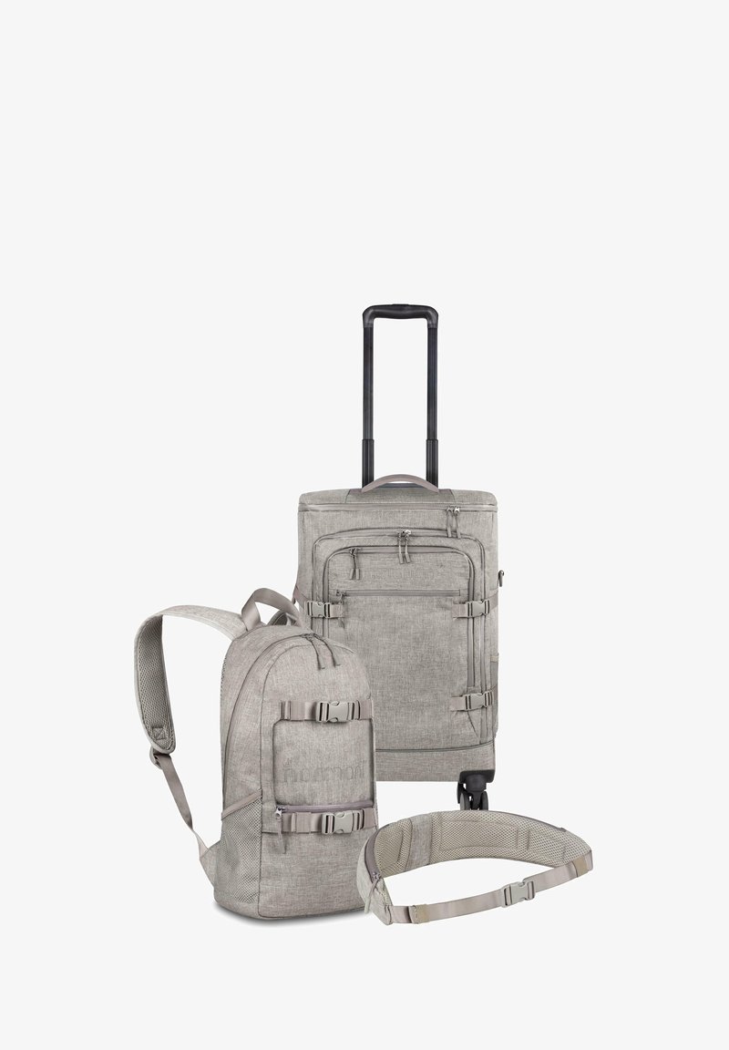 Grauer Koffer mit ausziehbarem Griff, Fronttaschen und Rollen, daneben ein grauer Rucksack mit verstellbaren Gurten und Schnallen.