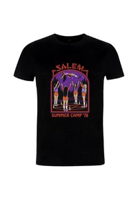 Schwarzes T-Shirt mit einem bunten Grafikmotiv von Figuren in einer Freiluftumgebung und dem Text "SALEMA SUMMER CAMP '78" in Rot- und Violetttönen.