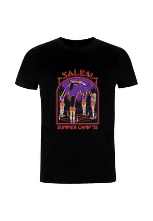 Schwarzes T-Shirt mit einem bunten Grafikmotiv von Figuren in einer Freiluftumgebung und dem Text "SALEMA SUMMER CAMP '78" in Rot- und Violetttönen.