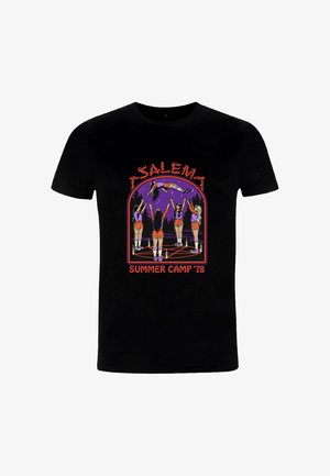 Zwarte t-shirt met een kleurrafie van figuren in een buitenomgeving, met de tekst "SALEMA SUMMER CAMP '78" in rode en paarse tinten.