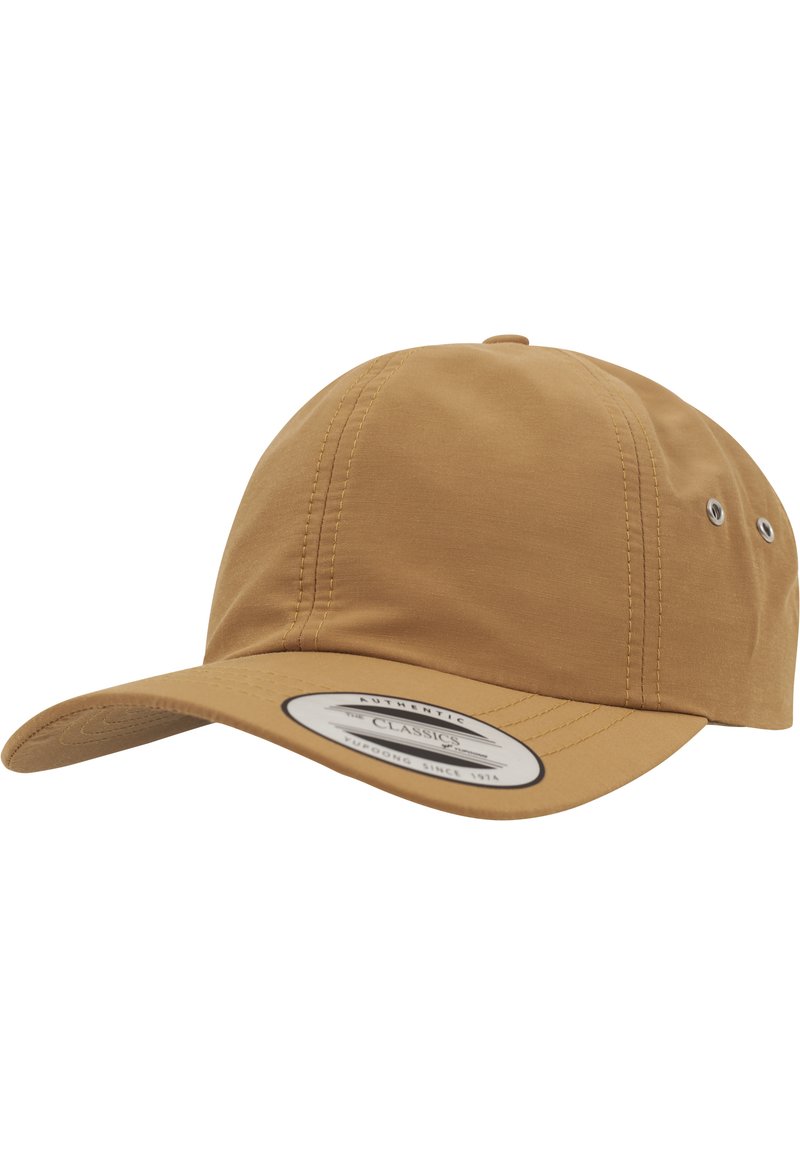 Barna pamut baseball sapka ívelt karimával, hatszögletű kialakítással, szellőző lyukakkal és egy kör alakú címkével az elején. Simát texture.