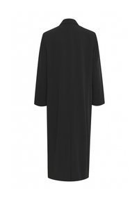 Juodas ilgas paltas su apykakle, atviru priekiu ir plačiomis rankovėmis. Priderintas kirpimas su lygiu paviršiumi, be matomų raštų ar akcentų.