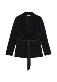 Zwarte blazer met een verstelbaar ontwerp, voorzien van een satijnen riemdetail, een gelapte kraag en twee voorzakken, gemaakt van een soepele stof.