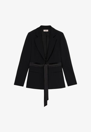 Blazer negro con un diseño ajustado, que presenta un detalle de cinturón de satén, cuello muesca y dos bolsillos frontales, hecho de una tela suave.