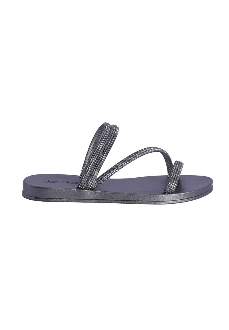Chanclas negras con dos correas trenzadas, suela plana y acabado suave. Logo de la marca visible en la plantilla.