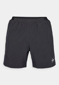 Pantalones cortos deportivos negros, hechos de tela ligera. Cuentan con una cinturilla elástica y un pequeño logo cerca del dobladillo. Textura suave, longitud por encima de la rodilla.