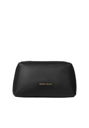 Trousse de maquillage en cuir noir avec fermeture éclair dorée et logo "MARC ELLIS" en texte doré embossé sur le devant.