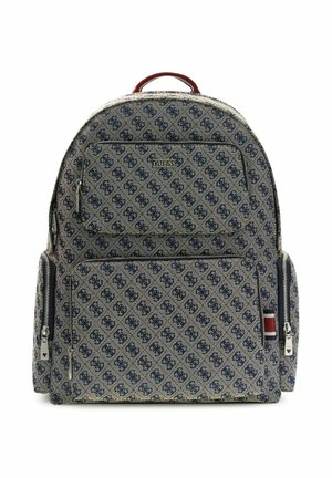 Sac à dos avec tissu bleu marine à motifs, deux poches avant zippées, pochettes latérales, détails rayés rouge et bleu marine, et une poignée supérieure.