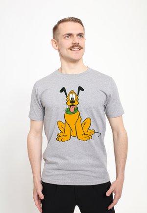 Camiseta de algodón gris con un gráfico de un perro de dibujos animados con un collar verde, representado en naranja y negro, sentado con la lengua afuera.
