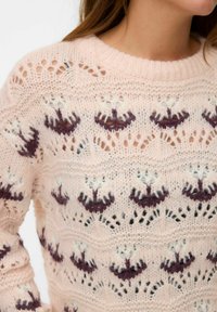 Jersey de punto en rosa suave con patrones florales en blanco y púrpura profundo. Presenta detalles de calado y un escote acanalado.