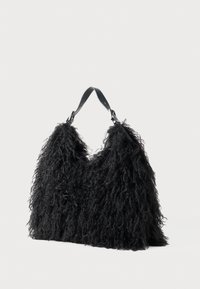 Borsa nera pelosa realizzata in materiale testurizzato. Presenta doppi manici neri e una forma rilassata e sovradimensionata.