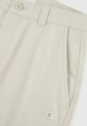 Beige Shorts aus Baumwollmischung mit strukturiertem Material, Knopfverschluss, Gürtelschlaufen und einem kleinen Logopatch an der Seite.