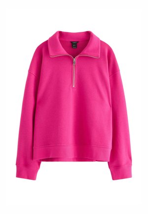Felroze sweatshirt met lange mouwen, voorzien van een kwart rits en kraag, geribbelde manchetten en onderrand, gepresenteerd op een witte achtergrond.