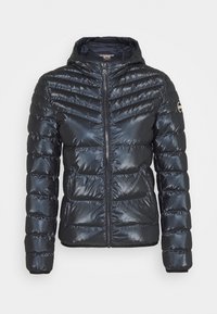 Pehmustettu musta takki, jossa on etuvetoketju, korkea kaulus ja tikattu kuvio. Valmistettu kiiltävästä, kevyestä materiaalista, jossa on sileä pinta.