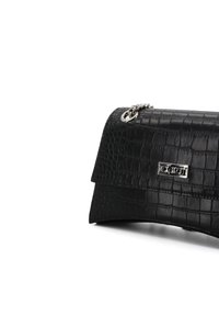 Borsa in pelle nera con stampa coccodrillo, dal design elegante, con parte superiore ripiegabile e dettaglio in catena argentata.