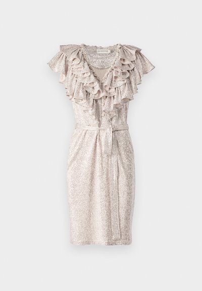 Robe ajustée à manches courtes en tissu beige clair avec un col froncé et une ceinture à la taille, présentant un motif texturé subtil.