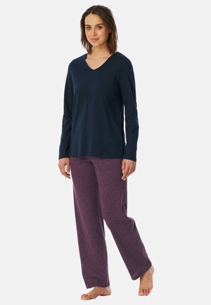 Marinblå långärmad topp med V-ringning som matchas med lila pyjamasbyxor med en strukturerad mönstring. Bekväm och avslappnad passform.
