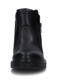 Stivale alla caviglia in pelle nera con una texture liscia, forma affusolata e zip laterale. Presenta una suola bassa e piatta e dettagli di cucitura minimi.