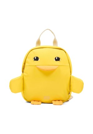 Zaino giallo per bambini a forma di pulcino con occhi, becco, ali e piedi, e manico beige su sfondo bianco.