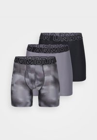 Drei Paar Herrenunterwäsche in Grau, Schwarz und einem Camouflage-Muster, mit einem breiten schwarzen "Under Armour"-Elastikbund.