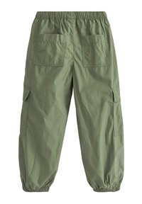 Pantalon cargo vert olive avec taille et poignets élastiques, comprenant deux poches arrière et des poches latérales à rabat sur les deux jambes.