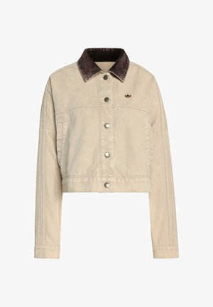 Giacca di jeans beige tagliata con colletto in velluto a coste marrone, bottoni in argento e un piccolo logo. Presenta dettagli di cucitura verticale sulle maniche.