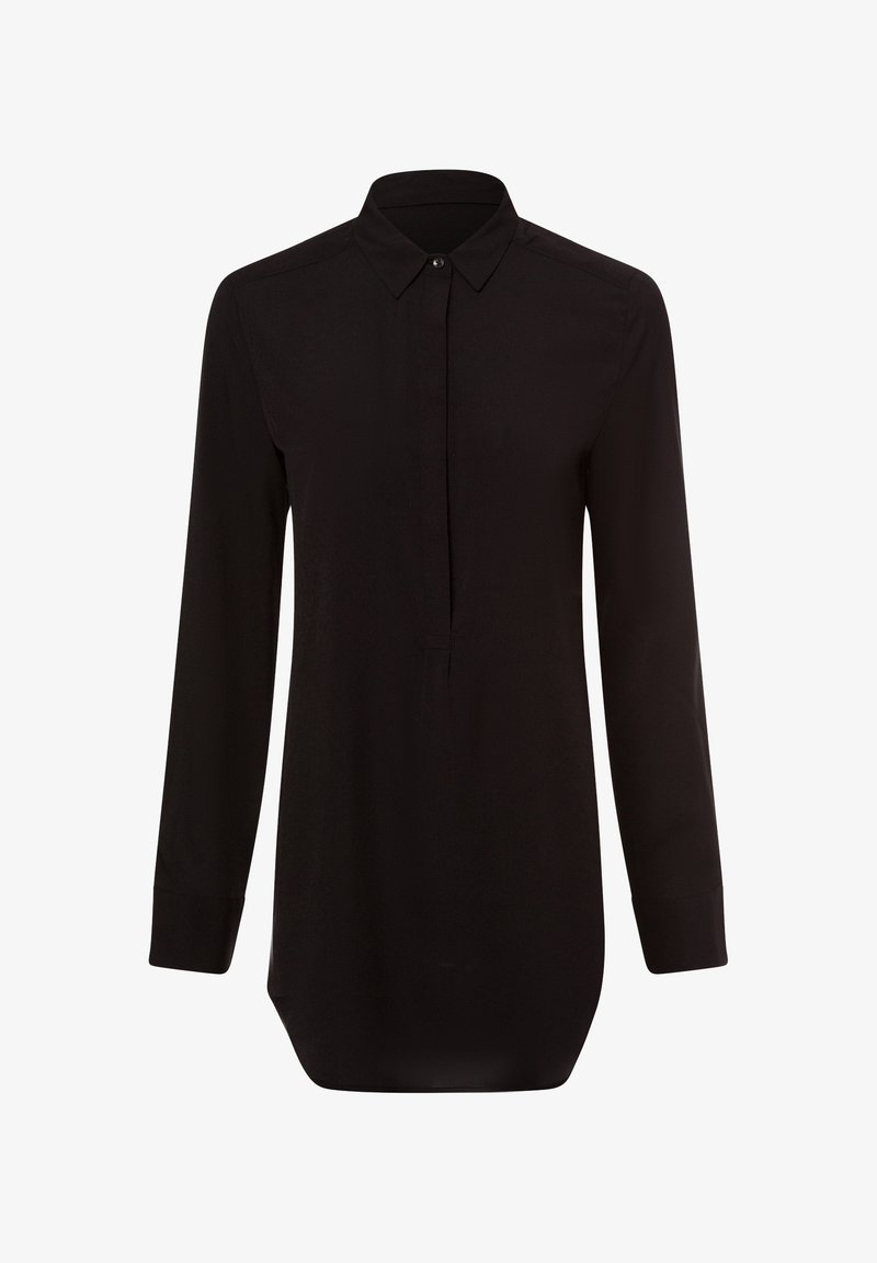 Blouse noire à manches longues avec col pointu et patte de boutonnage cachée, coupe droite et ourlet légèrement arrondi.
