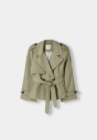 Olivově zelený trenčkot s dvojitou přední částí, širokými klopami, ramenními epauletami a páskem na zavázání v pase. Látka vypadá hladce a je lehká.