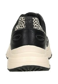 Zwarte leren sneaker met een gespikkeld patroontextiel bij de hiel, met een witte middenzool en een gestructureerde zwarte buitenzool.