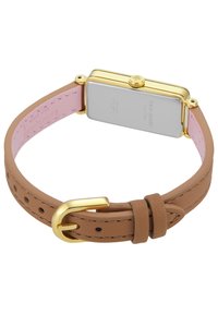 Reloj de caja rectangular dorada con fondo plateado, forro de cuero rosa claro y correa de cuero marrón con hebilla dorada y perforaciones.