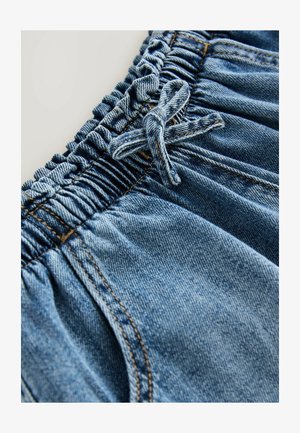 Džínové šortky s elastickým pásom, riasením, látkovým viazaním a viditeľným šitím v svetlomodrej farbe. Hladký povrch.