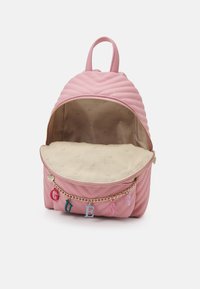 Guess JUNIOR SMALL BACKPACK - Hátizsák - soft rose