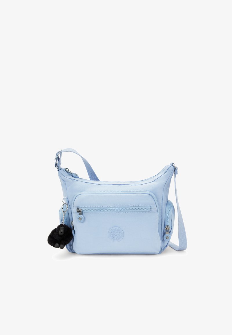 Borsa a tracolla blu cielo realizzata in tessuto resistente, con una tasca frontale con zip, un logo circolare e un accessorio portachiavi a forma di scimmia nera pelosa.