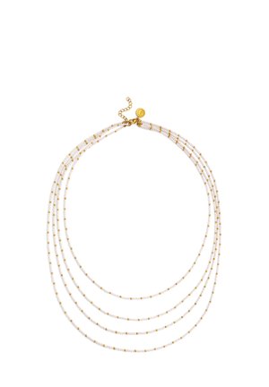 Dreireihige Halskette mit kleinen weißen und goldenen Perlen sowie einem Goldverschluss mit verstellbarer Kette und rundem Anhänger.