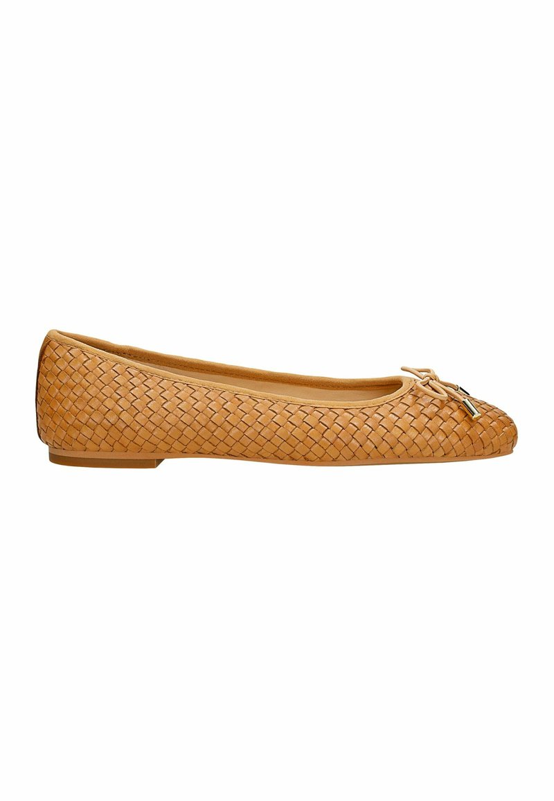 Tan gevlochten leren balletschoen met een ronde neus, decoratieve strikaccent en lage rubberen hak. Getextureerde oppervlakte met een vlechtpatroon.