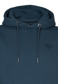 Sudadera de un azul oscuro con cordón y ojales de metal. Presenta un pequeño logo en negro en la parte frontal. Fabricada en un tejido suave y texturizado.