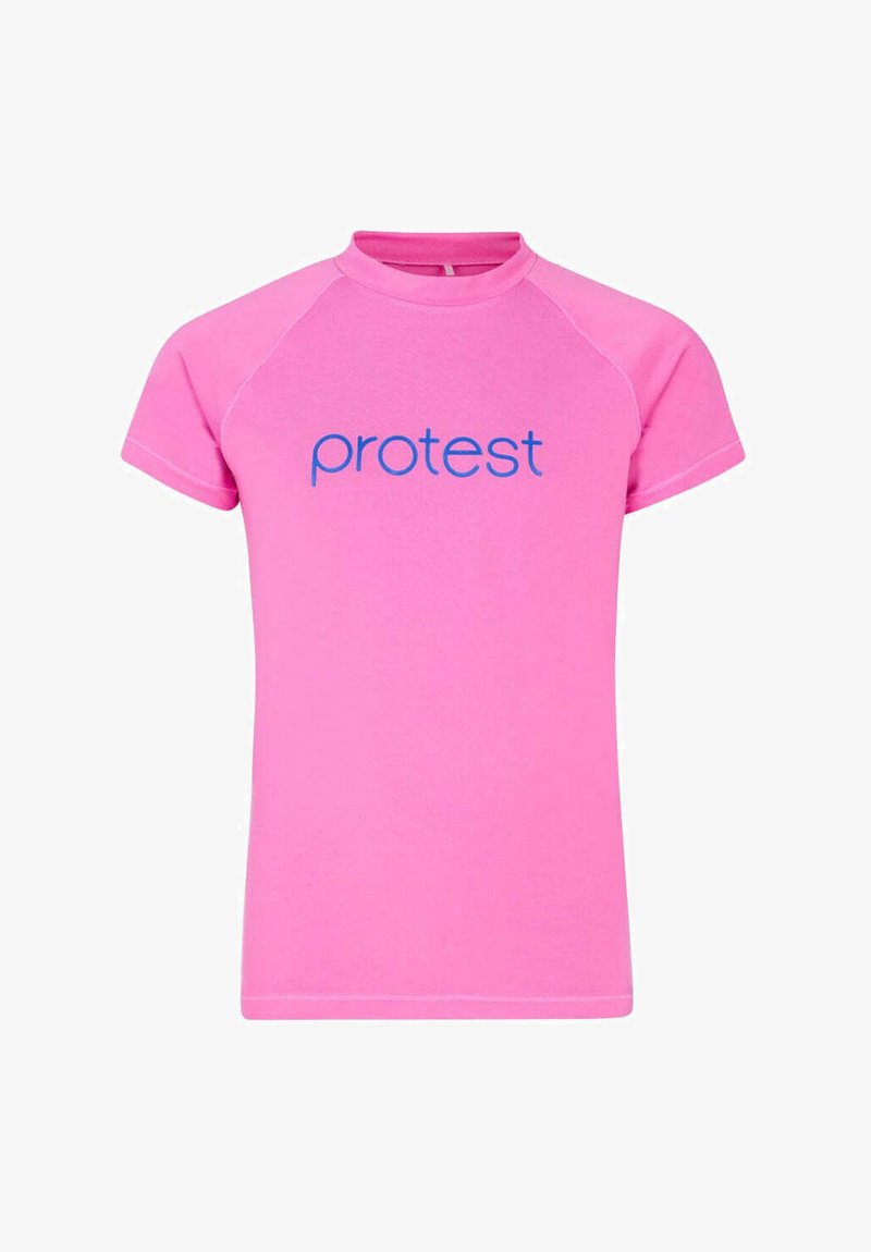 Różowa dopasowana koszulka z krótkimi rękawami raglanowymi i okrągłym dekoltem. Posiada niebieski napis "protest" na piersi. Gładka tekstura.