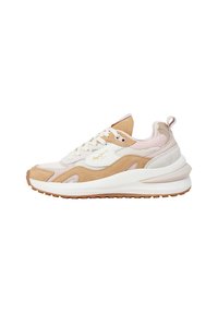 Sneakers met een combinatie van beige, roze en witte materialen; suède en mesh texturen; dikke witte zool; vetersysteem; opvallend logo.