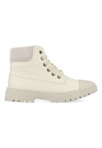 Witte leren hoge sneaker met grijze suède enkelsteun, metalen oogjes, ronde veters en een gestructureerde rubberen zool met diepe groeven.