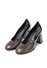 Scarpe con tacco alto stampate in pelle di serpente nera e grigia, con finitura lucida e tacco spesso, caratterizzate da una punta arrotondata e lati bassi.