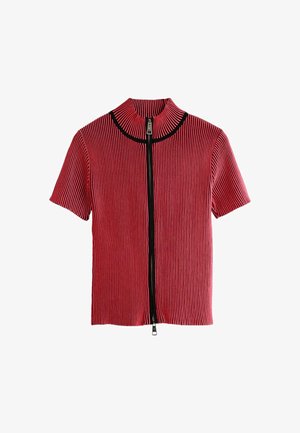 Tricou polo cu mâneci scurte, cu dungi roșii și negre, cu guler înalt și fermoar frontal. Prezintă o textură striată și margine contrastantă de-a lungul fermoarului.