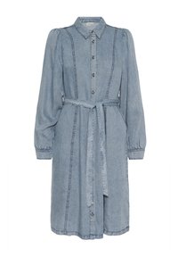 Rochie din denim albastru deschis cu guler, mâneci bufante, închidere cu nasturi în față, talie cu curea și detalii verticale cusute.