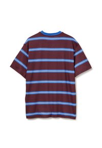 Camiseta de manga corta marrón burdeos con rayas horizontales azules, que cuenta con un cuello redondo y un ajuste casual y relajado. Textura de tela suave. Vista trasera.